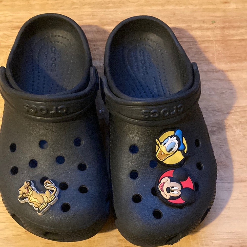 Little boys black crocs with charms on it size 13c